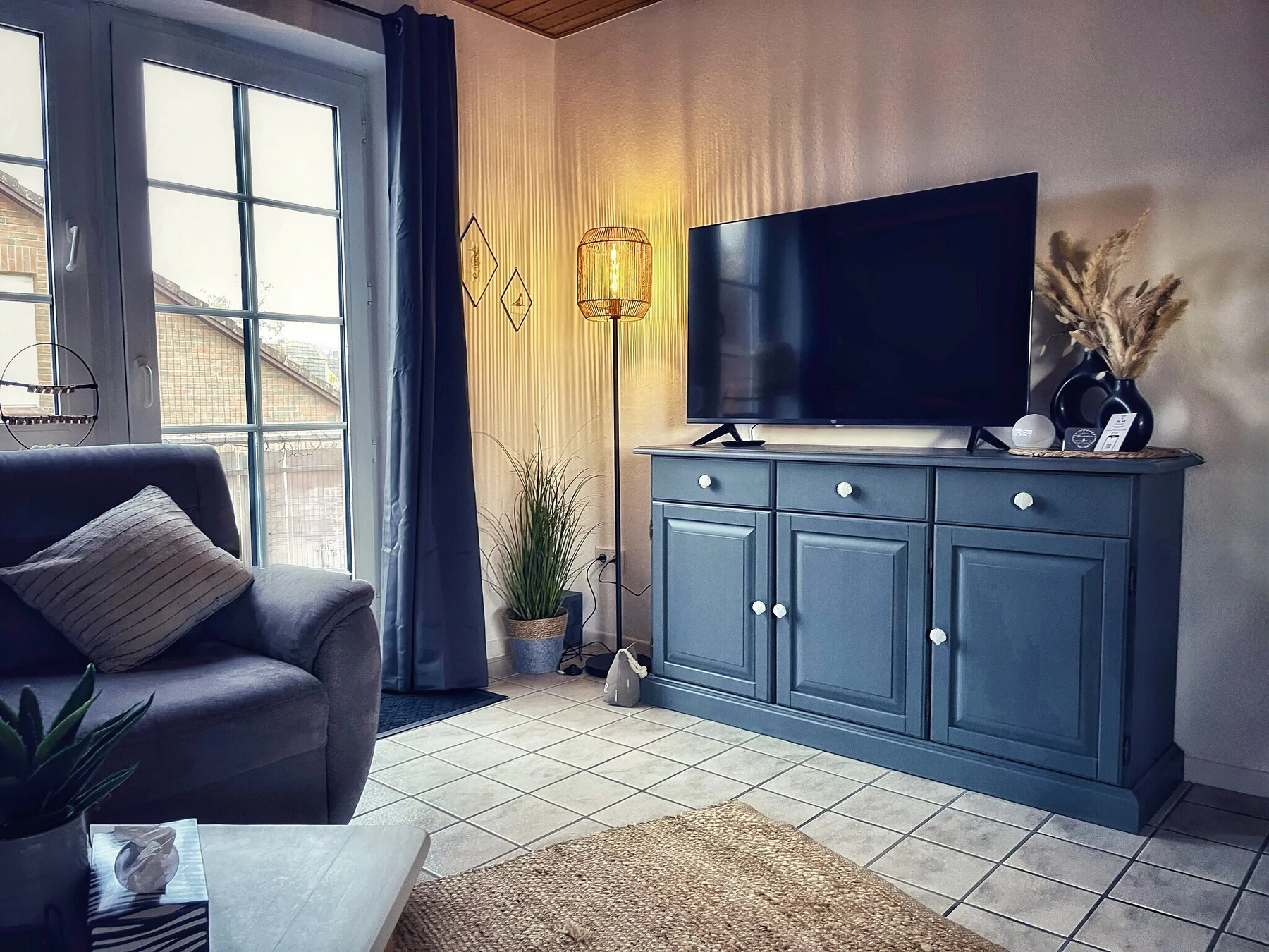 Heller Wohnbereich der Kleinen Muschelbude mit neuem 50-Zoll-TV