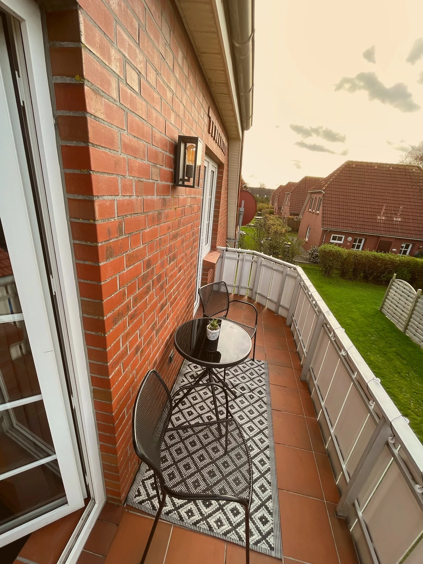 Balkon mit Sitzgelegenheit in warmer Abendstimmung