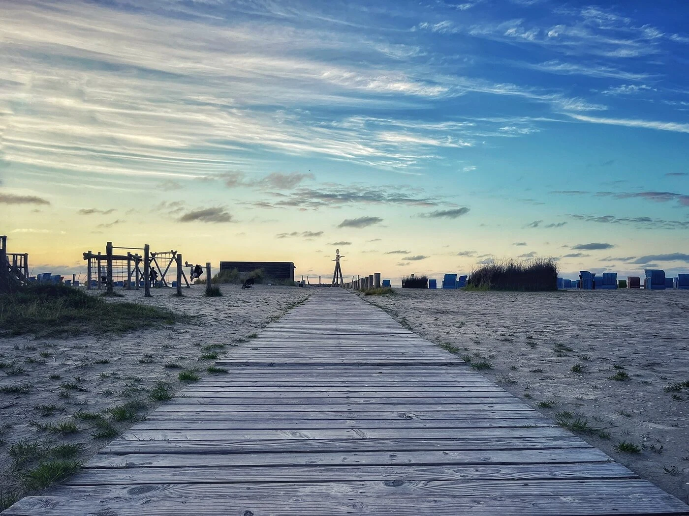 Holzsteg durch den Strandbereich Richtung Meer